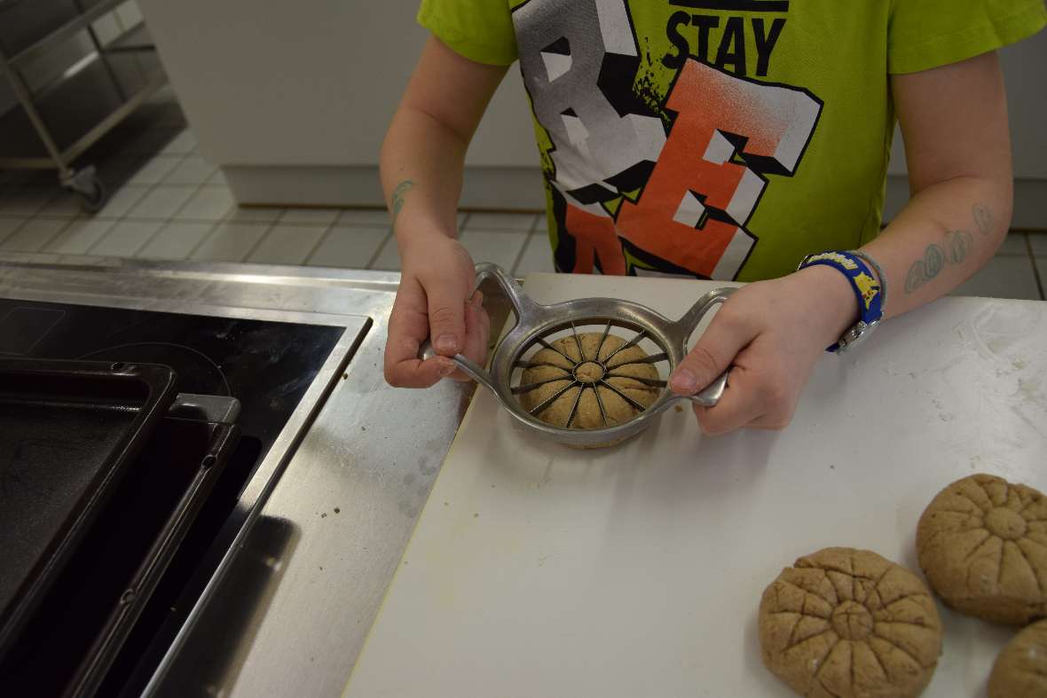 Brotbacken mit den Kemater Erstkommunionkindern 