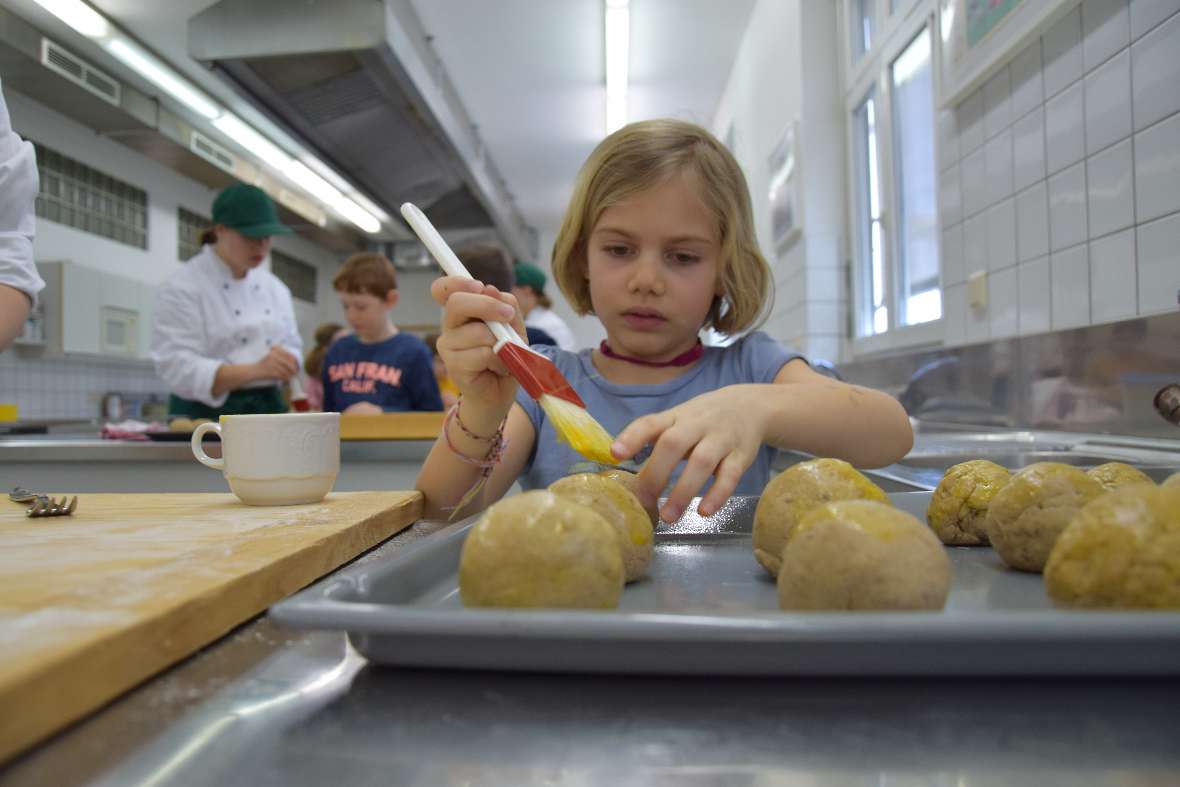 Brotbacken mit den Kemater Erstkommunionkindern 