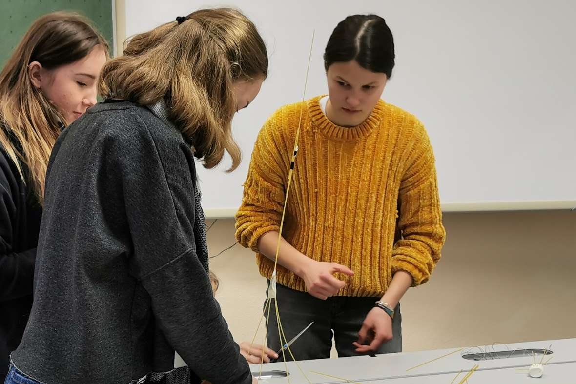 SchülerInnen bauen Turm aus Marshmallows und Spagetthi