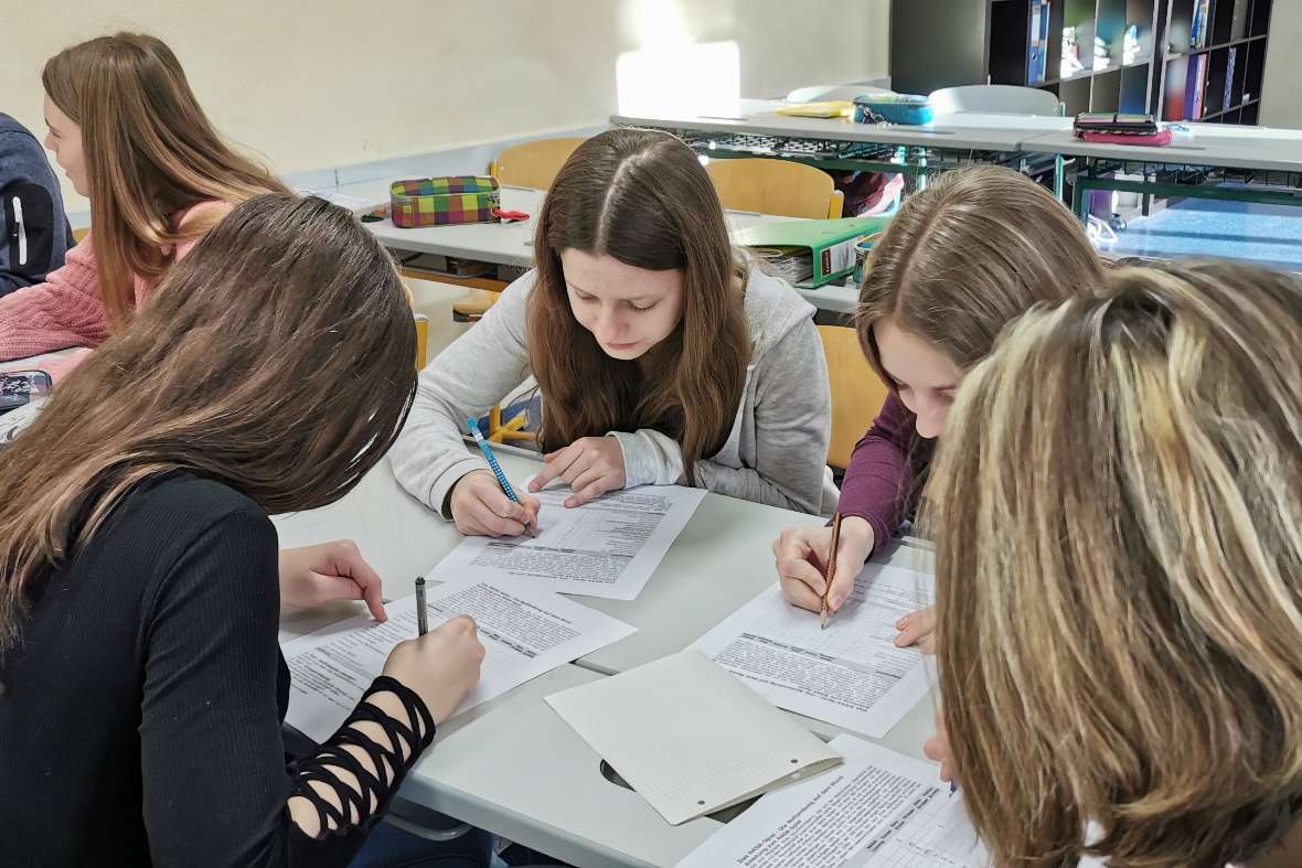 Schüler und Schülerinnen, Tisch, schreiben