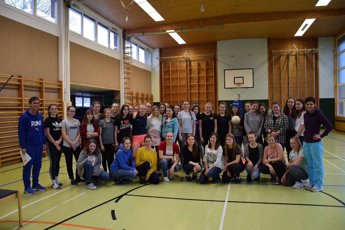 Gruppenfoto des alljährlichen Völkerballturniers