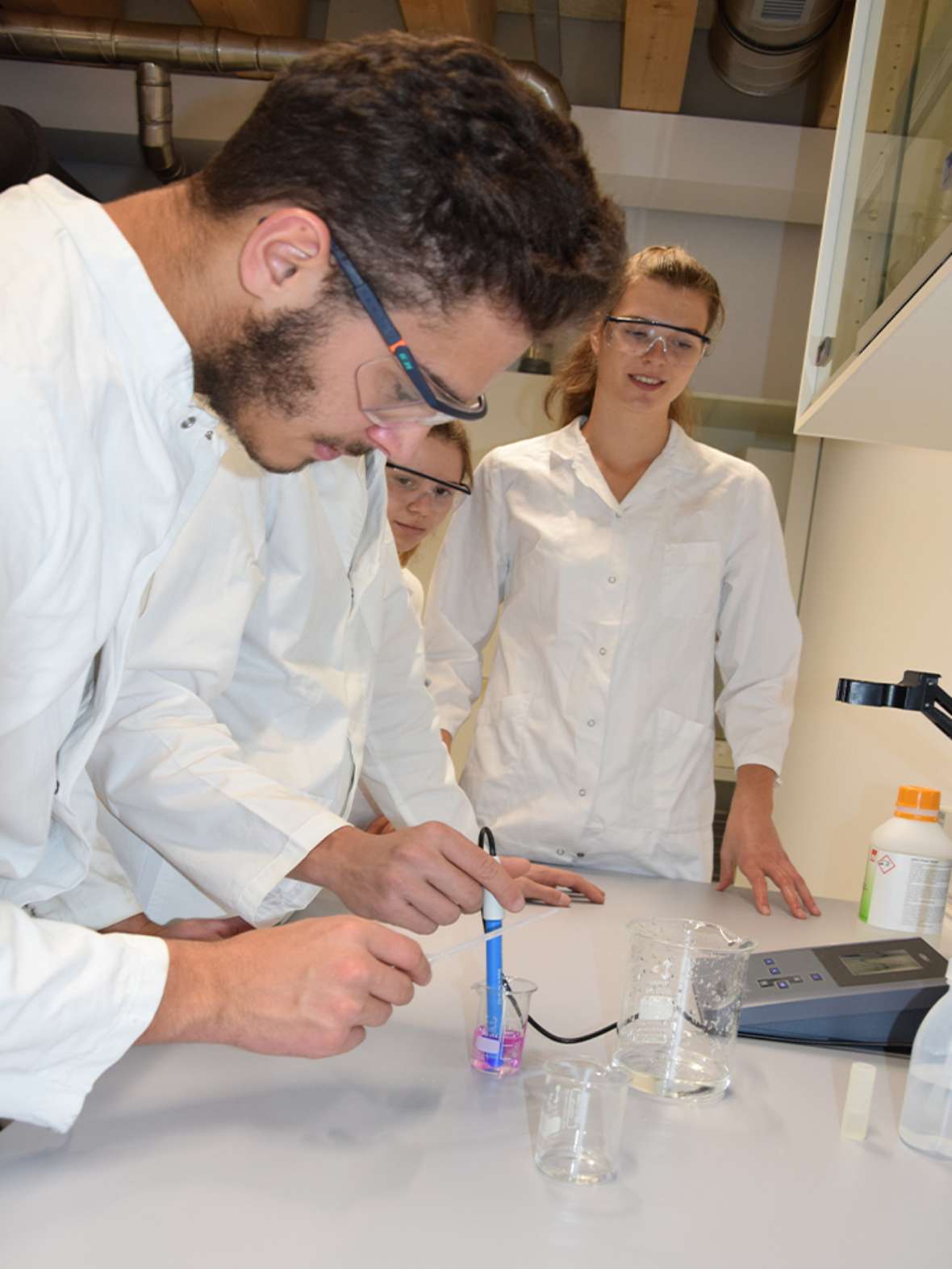 Simon, Lisa und Elena im Chemielabor der HBLFA Tirol