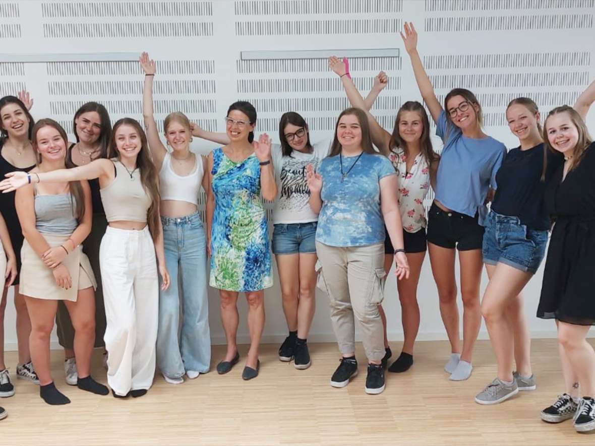 Ministerialrätin Mag. Ingrid Veis mit den Schülerinnen der Youth Entrepreneuership Summerweek Wien