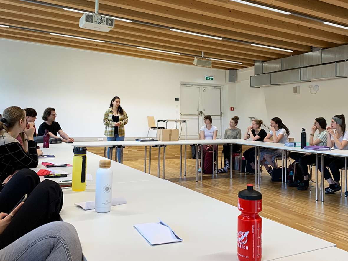 Julia Guggenberger informiert die höheren Klassen über ein Studium an der Universität Innsbruck