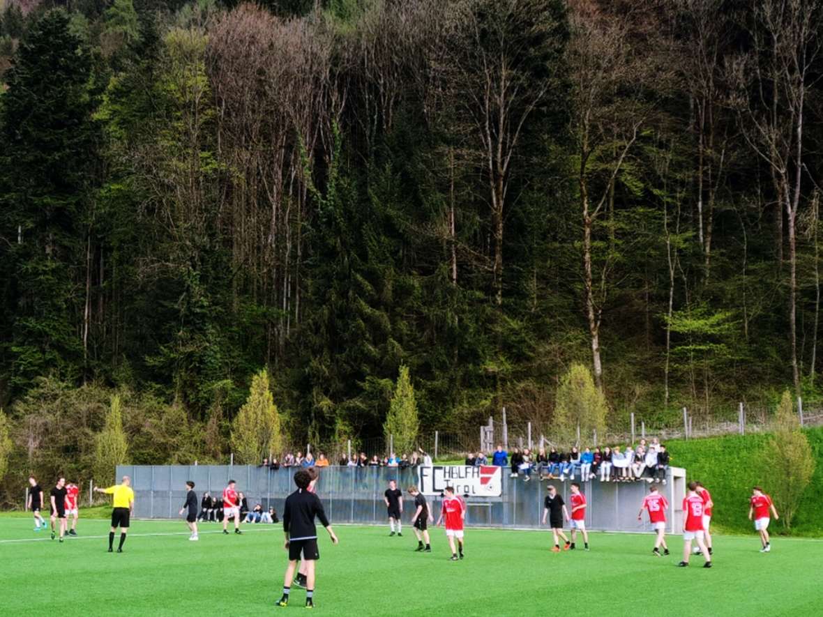 spannendes Fußballspiel: HBLFA Tirol versus LLA Rotholz