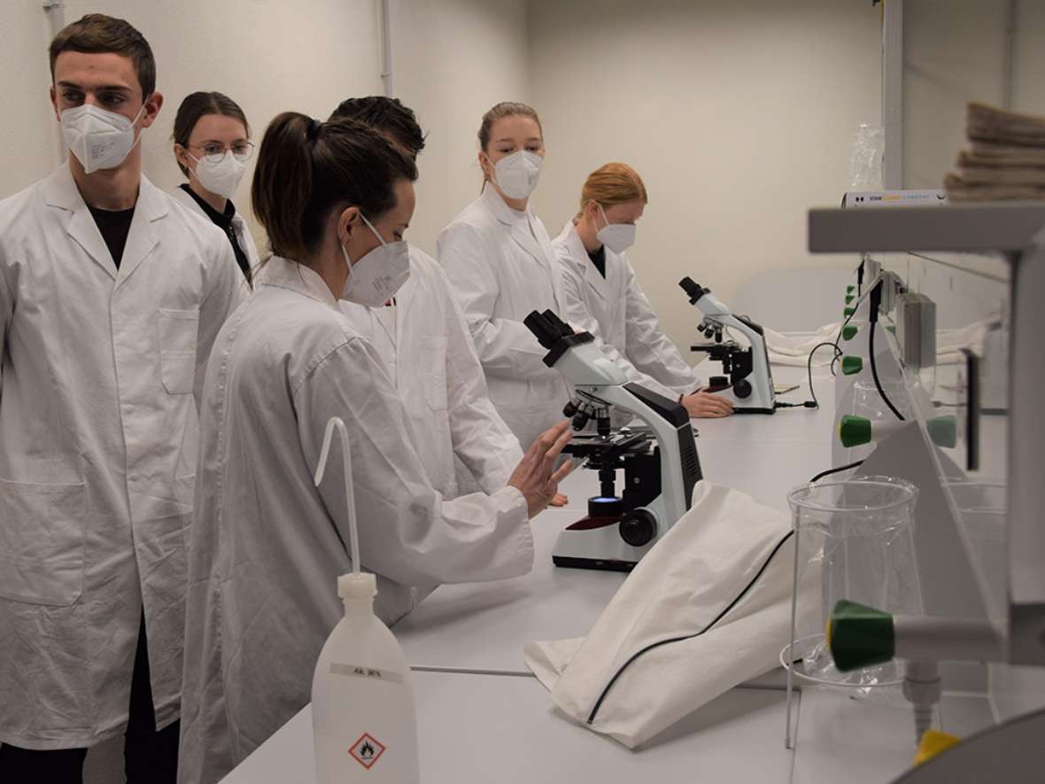 Mikroskopieren bei den Open Lab Days der Medizinischen Universität Innsbruck