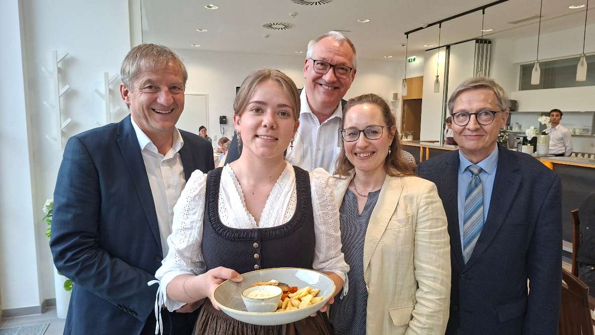 Gute Laune bei besten Speisen: Dir. Georg Klammer (Gymnasium Ursulinen), Anna Pedrolini (Schülerin HBLFA Tirol), Dir. Wolfram Rosenberger (Musikschule Innsbruck, Theologin Sigrid Moser (Univ. Innsbruck), Landesschulinspektor i.R. Thomas Plankensteiner und (nicht im Bild) AHS-Personalvertreter Matthias Hofer (vlnr.)