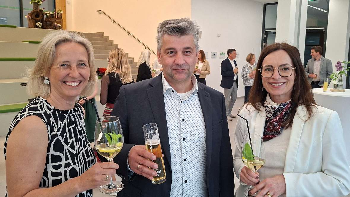 Vor dem lukullisches Abendessen: Praxisvolksschul-Direktorin Cornelia Walder, LLA-Rotholz-Direktor Josef Stoll und Abteilungsvorständin Brigitte Hochmuth (vlnr.).