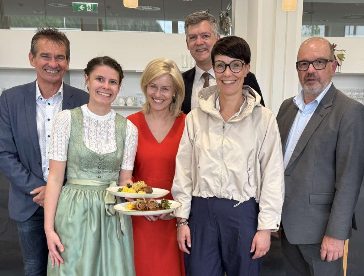 Bildungsexperten in Vorfreude auf den Hauptgang: Bildungsregion-Tirol-Mitte Manager Herbert Gimpel, Tamara Trenker (Schülerin HBLFA Tirol), Rektorin Regine Matthies, HBLFA Tirol Direktor Ronald Zecha, HBLFA Tirol Abteilungsvorständin Gabriele Pallua und HTL-Jenbach-Direktor Georg Strauss sowie (nicht im Bild) der Direktor des Paulinums Schwaz, Elmar Fichte-Alber (vlnr.)