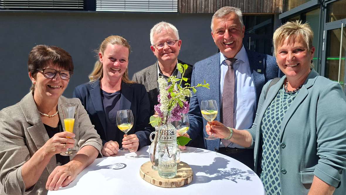 Waren von der hohen Qualität der Speisen beeindruckt: Landwirtschaftskammer-vizepräsidentin Helga Brunschmid, Forum Land GF Christina Manzl, Bauernbund Dir.-Stv. Martin Klingler,  SVS-Landesstellenobmann und Bezirksbauernobmann Hannes Partl mit Bezirksbäuerin Monika Garber (vlnr.)