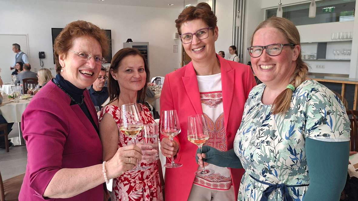 Extra aus Wien angereist: MinRin Josefa Reiter-Stelzl (Landwirtschaftsministerium), RL Christa Binder (Bildungsministerium), Daniela Fabianeck (Landwirtschaftsministerium) werden von Abteilungsvorständin Kathrin Zauner (HBLFA Tirol) begrüßt (vlnr.)