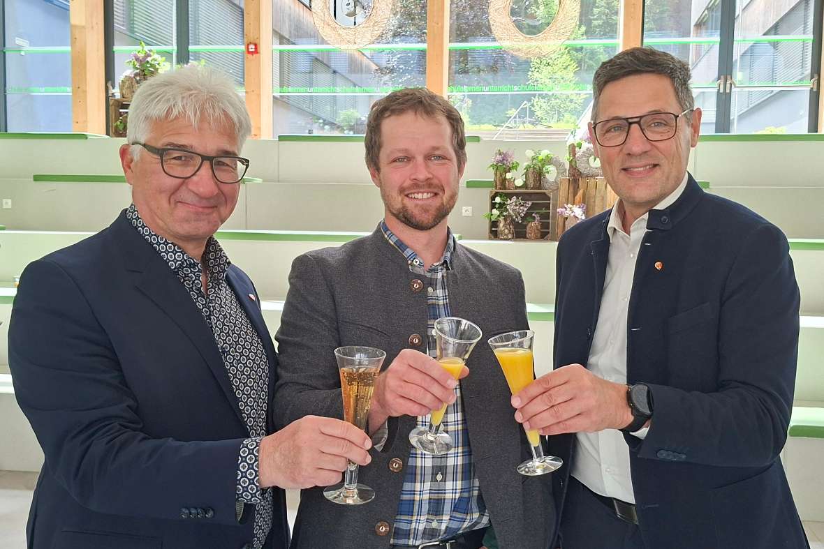 Stießen auf einen gelungenen Abend an: Bürgermeister Dietmar Wallner (Jenbach), Bezirksobmann Andreas Prosch (LK Tirol) und Präs. des Bundesrats a.D. Dir. Peter Raggl (Bauernbund)
