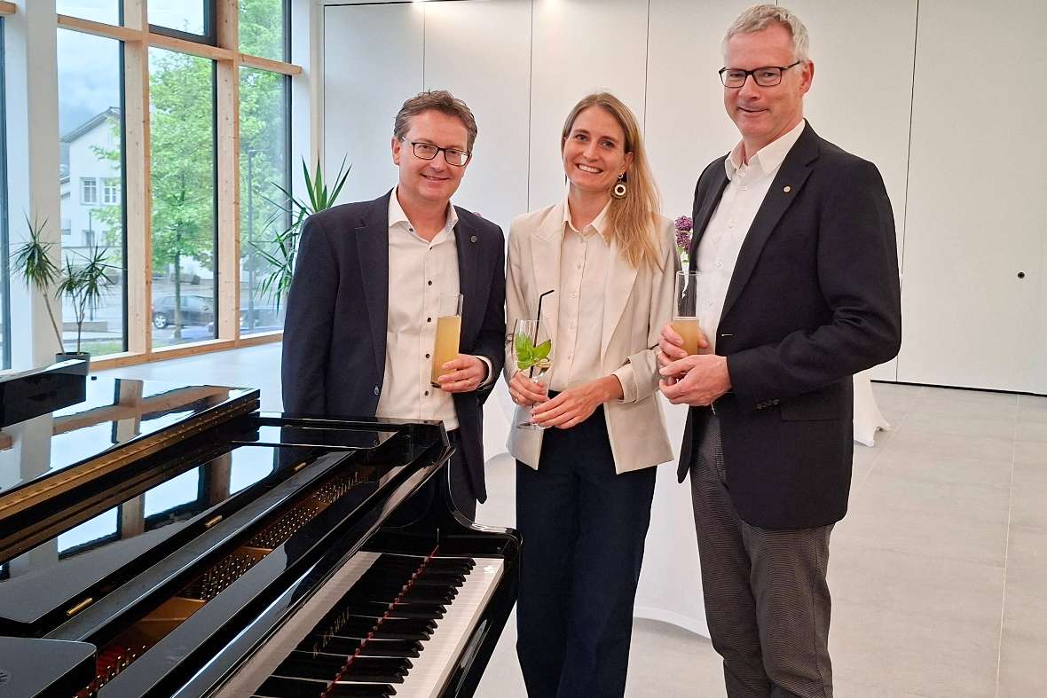 Unterhielten sich prächtig:  Geschäftsführer Michael Walder (Bionorica Research), Klavier-Professorin Raphaela Selhofer (Tiroler Landeskonservatorium) und Chemie-Dekan Hubert Huppertz (Universität Innsbruck) vlnr.<br/><br/>