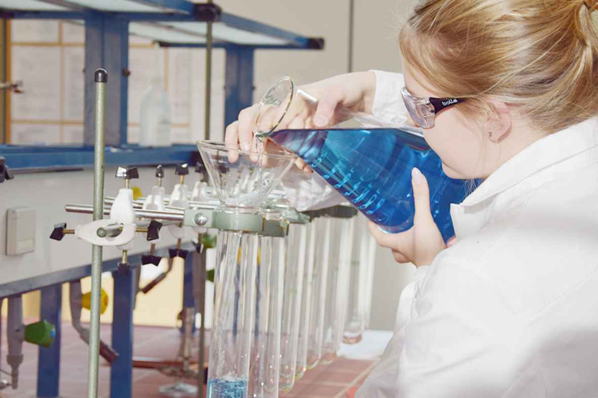 Laborunterricht an der HBLFA Tirol chemische Experimente